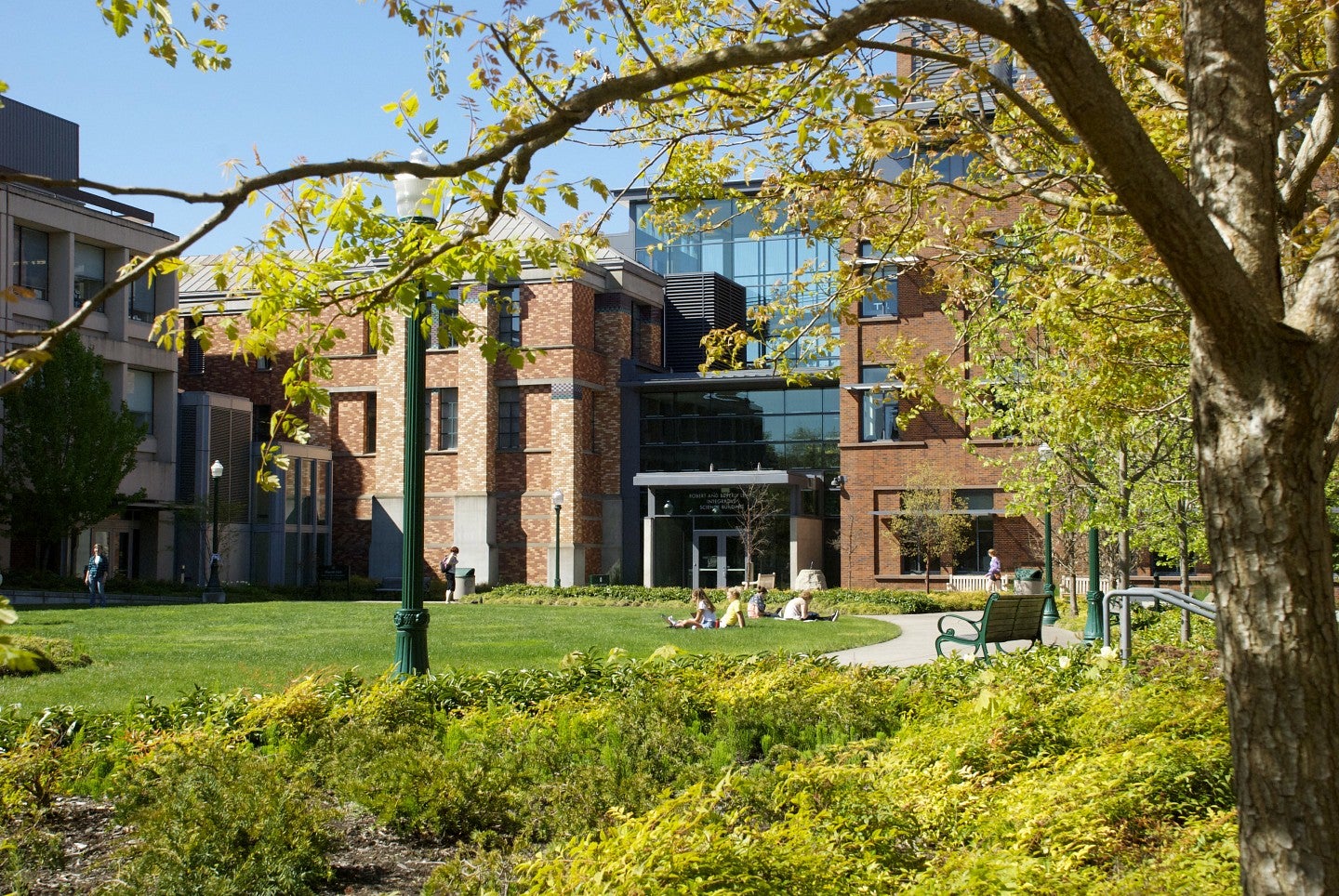 Activity around main entrance of the Lewis Integrative Sciences Building on the UO campus