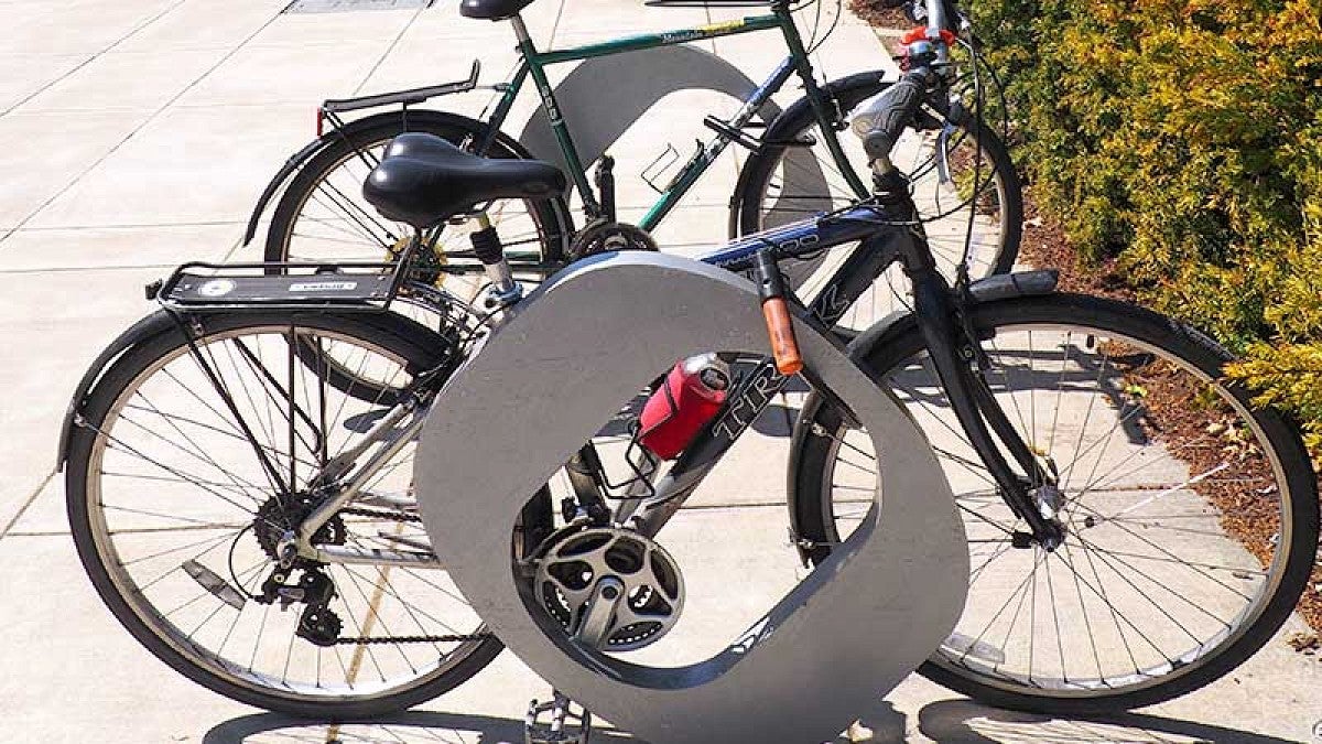 An O bike rack with bikes