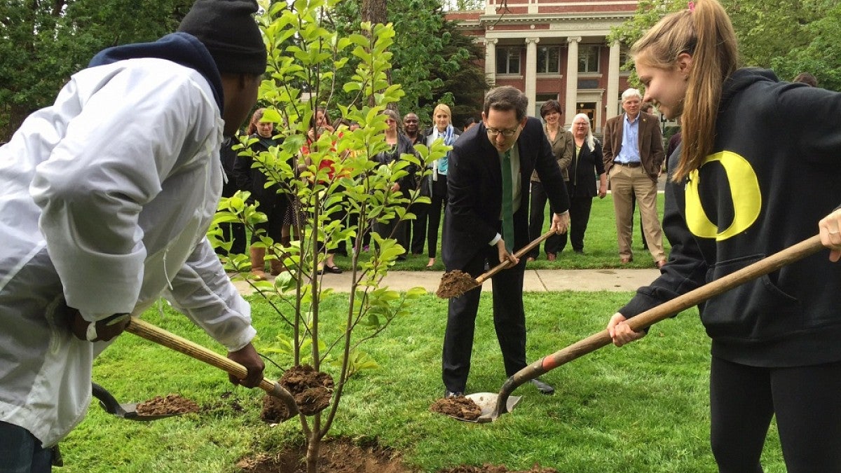 President Schill helps plant a Yulan magnolia in honor of his upcoming Investiture. 