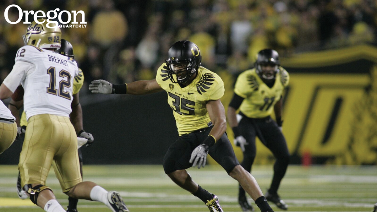 Paysinger makes a tackle. Photo by Eric Evans/goducks.com