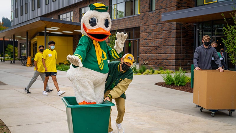 Students and The Duck during the 2021 Move in week