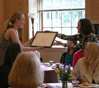 Kimberly Rambo-Reinitz receives her Excellence in Advising Award