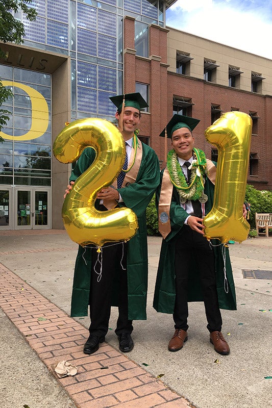 2021 UO Grads with '21' balloons