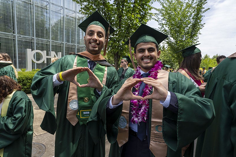2021 UO Grads throwing the 'O'