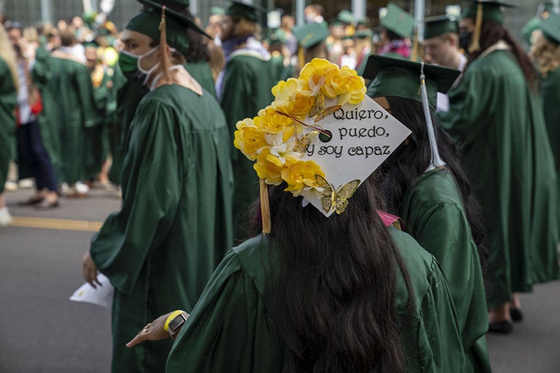 A graduation cap in Spanish reading &quot;I want, I can, I am able&quot;