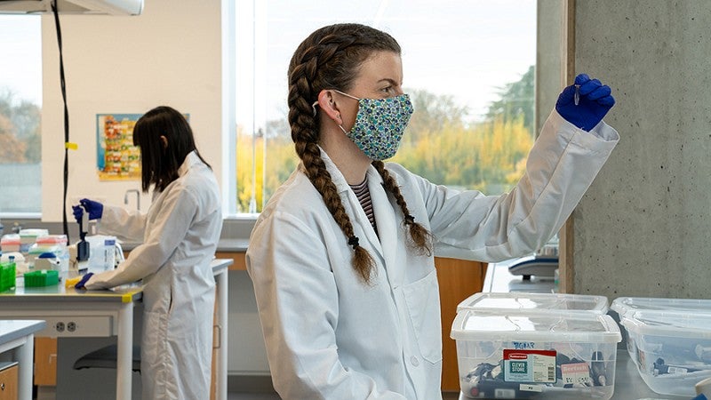 Students in Knight Campus lab