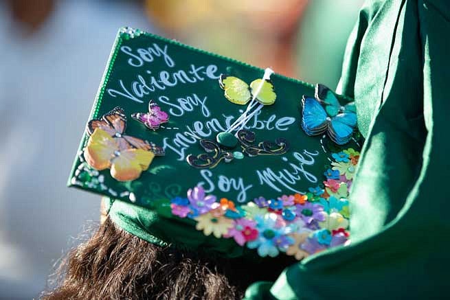 Mortar board that says Soy Valiente, Soy Invencible, Soy Mujer (I'm Courageous, I'm Invincible, I'm Woman) 