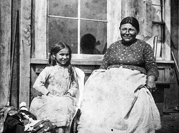Rachel Cushman’s grandmothers, Jenni and Louisa Lane in photographs taken at the Indian Village in Seaside, Oregon. Courtesy of R. Cushman.