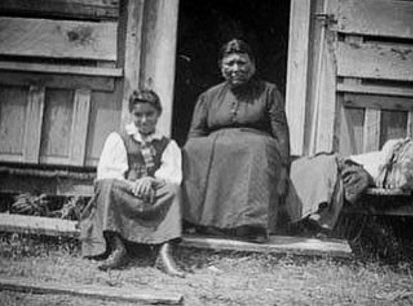 Rachel Cushman’s grandmothers, Jenni and Louisa Lane in photographs taken at the Indian Village in Seaside, Oregon. Courtesy of R. Cushman