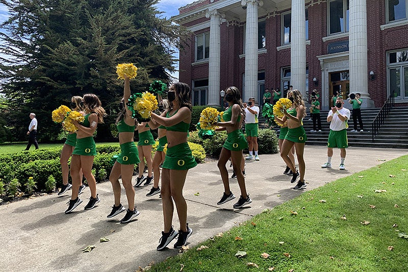 UO cheerleaders at the 2021 Grad Parade