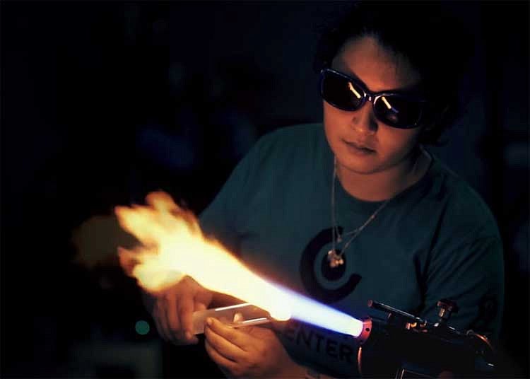 Daniela Cárdenas-Riumalló working with glass and a blowtorch 