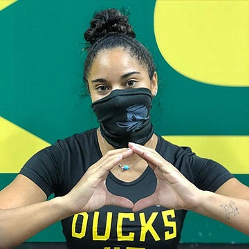 Zoe Williams throwing her O while wearing a mask