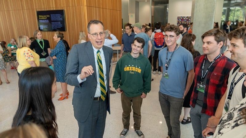 President Scholz with UO students