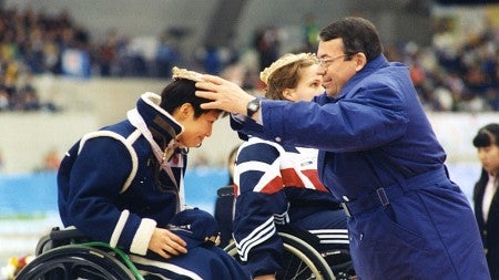 Steadward presents a medal in Nagano, Japan, in 1998