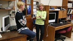 Geri Richmond talks with a student in her UO lab