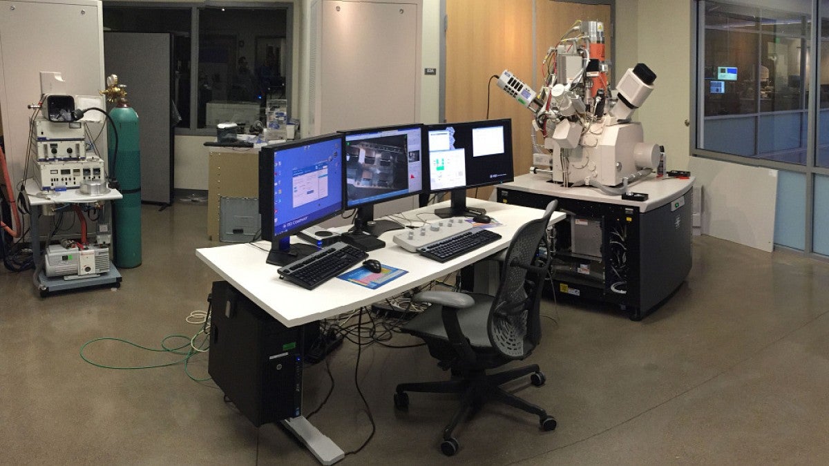 Scanning electron microscope at UO