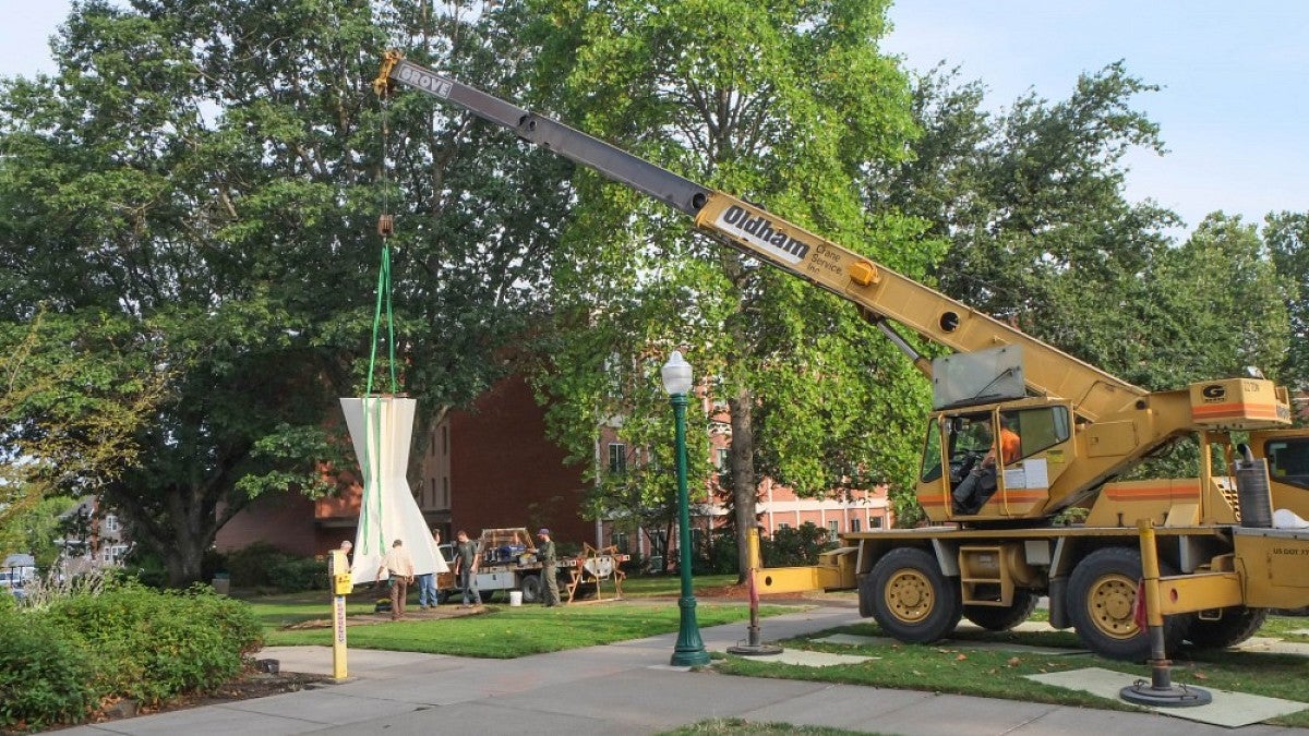 Jan Zach's sculpture 'Lady' being installed on the UO's Memorial Quad