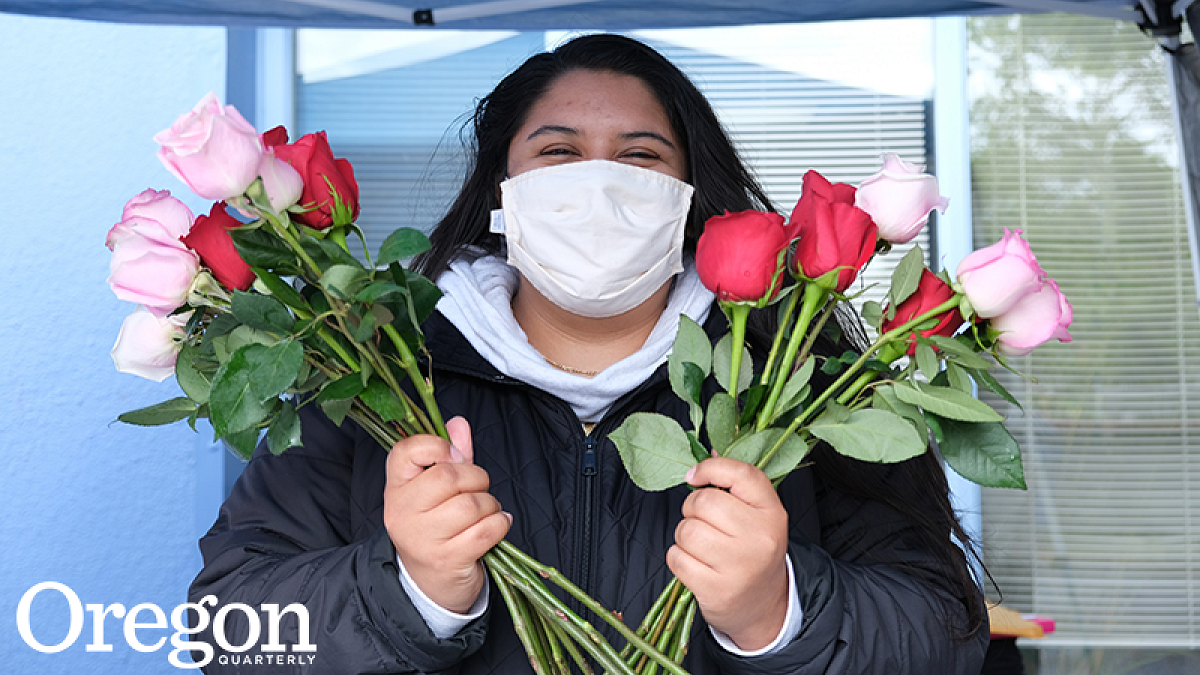 Sarai Villalobos, a UO lead field supervisor with Oregon Saludable: Juntos Podemos, which supports SARS-CoV-2 testing for underserved Latinx communities, handed out roses to mothers getting tested on Mother’s Day weekend (Eliza Loera)