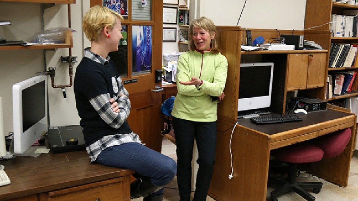 Geri Richmond talks with a student in her UO lab