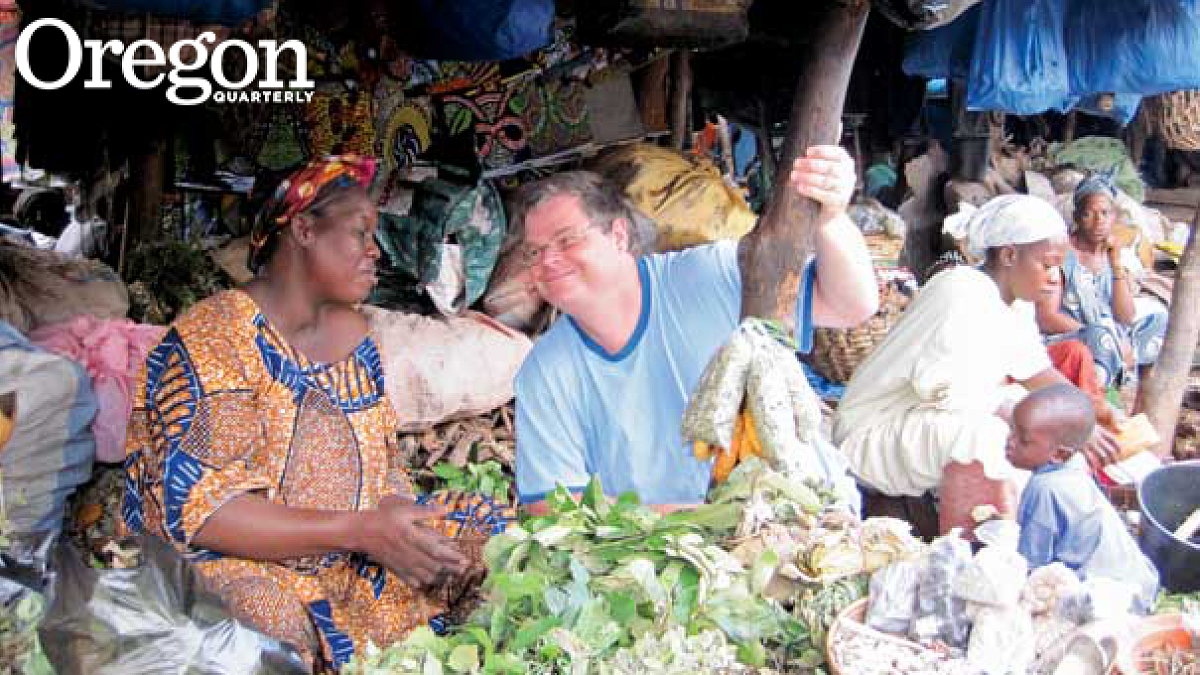 Stephen Wooten converses with a traditional medicine vendor in the Badalabougou market in Bamako, Mali, September 2011.  Photograph by Tracy Lomax